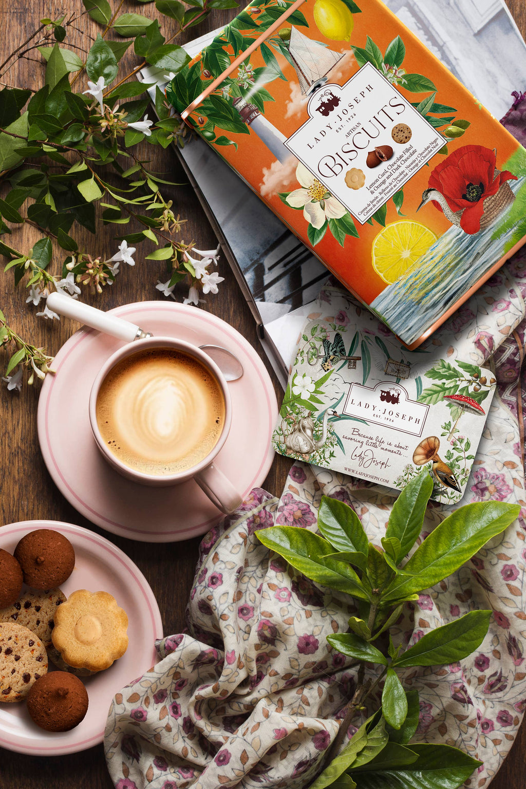 Biscoitos sortidos em lata de oferta