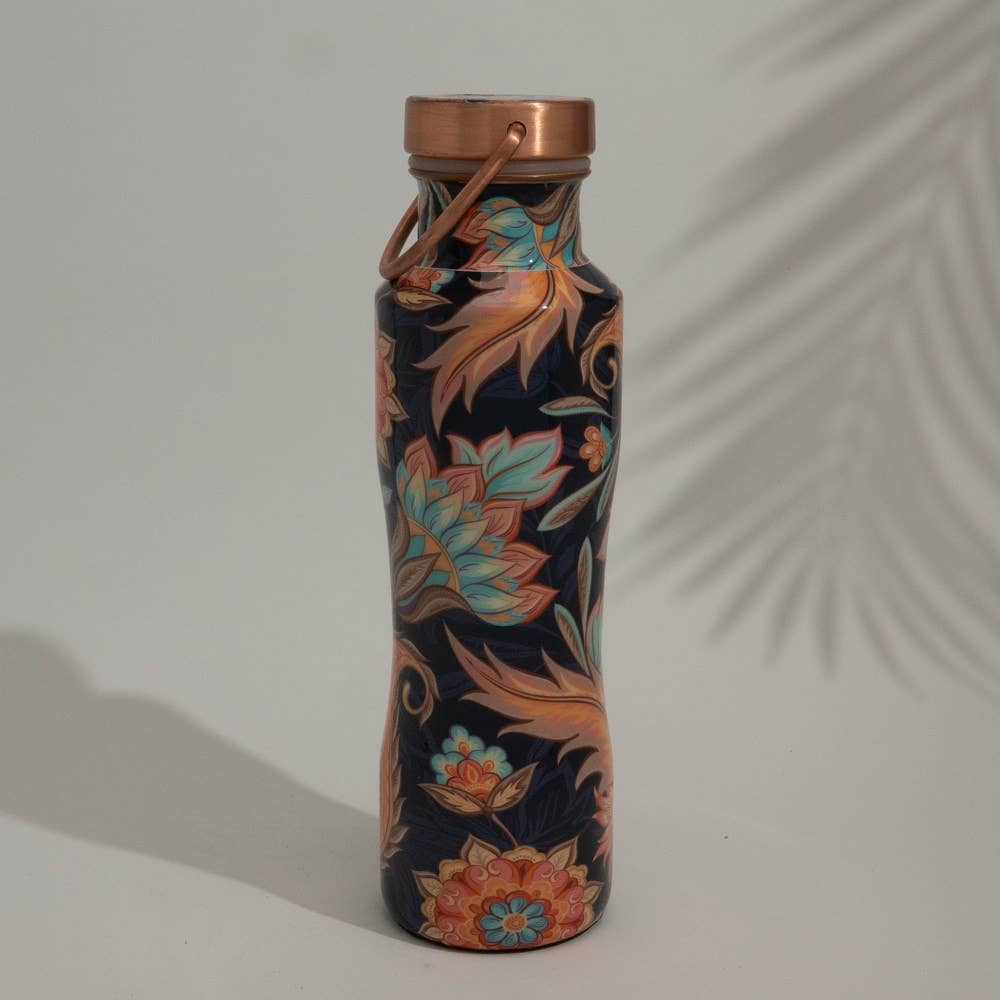 Garrafa de água em cobre puro com estampado floral, curva, ± 750 ml, da Ayurveda Specialist bv.