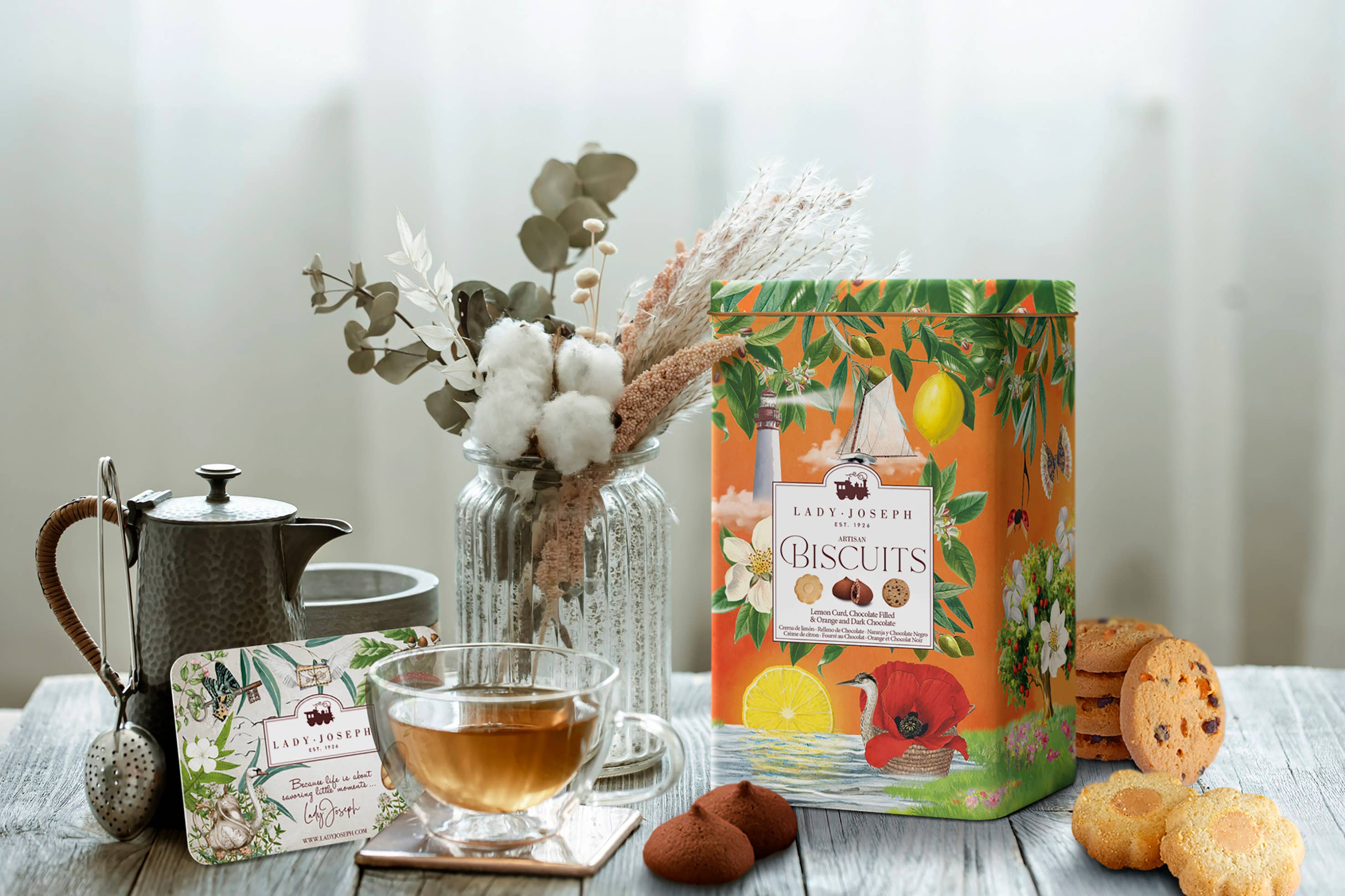 Biscoitos sortidos em lata de oferta